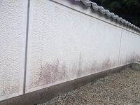 白い塀 壁 の長年の汚れを落としたい庭に 白い塀があります 雨などの長年の汚れの 教えて 住まいの先生 Yahoo 不動産
