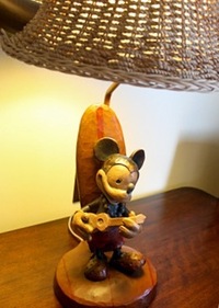 ハワイのアウラニで、木彫りミッキーのランプを購入された方はいらっ 