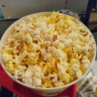 映画館で売られているポップコーンは 塩味のものでも黄色い気がするので Yahoo 知恵袋