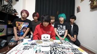 この動画で着ているマホトの服のブランド分かる人はコメントよろしくお願 Yahoo 知恵袋