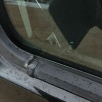 運転席のウィンドウの窓枠下部に付いているゴムのモールの劣化につ Yahoo 知恵袋