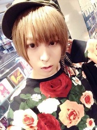 蒼井翔太くんが着ている服 こちらのバラ柄の服はどこのブランドのものでしょうか Yahoo 知恵袋