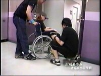 浜崎あゆみがライブで車椅子の人に 何で最前席で座ってるの 感じ悪いね っ Yahoo 知恵袋