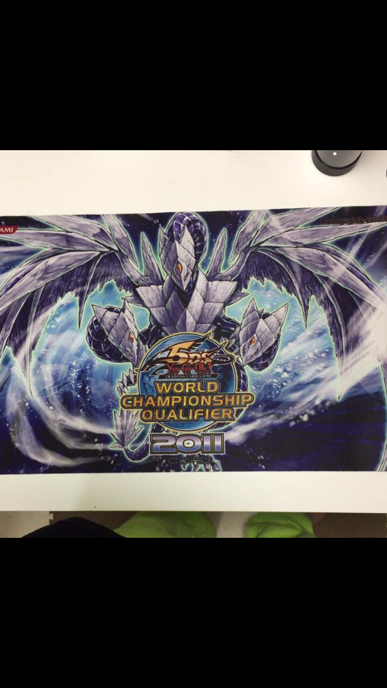 正規品　トリシューラ　プレイマット　EU 遊戯王プレイマットについてです。画像のEU版のトリシューラのプレイマ