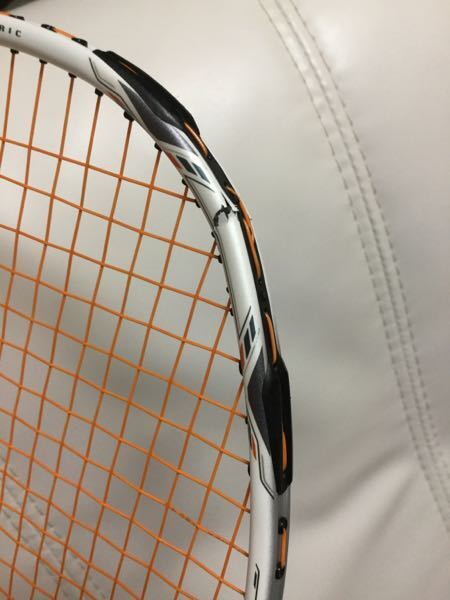 バドミントンラケット 折れてます バドミントンラケットが折れたのですが、その原因が分かりません