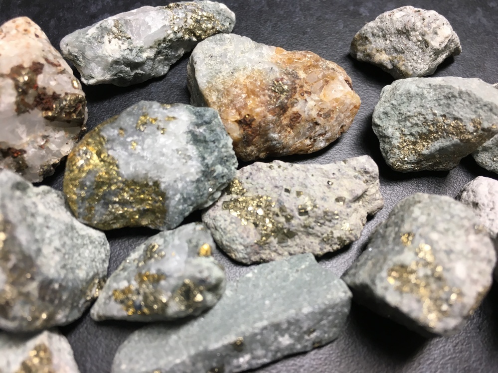 この石についてる金色のものって自然金でしょうか？売ることは可能です