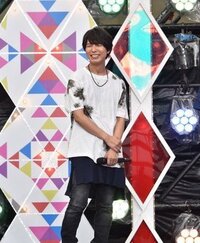 声優の神谷浩史さんがいつも着ている服ってなんてブランドですか あと何 Yahoo 知恵袋