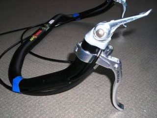 こんな風にブルホーンに補助ブレーキを反対に取り付けてワイヤーを引いた場合 Vブ Yahoo 知恵袋