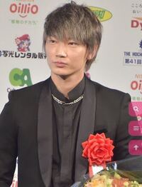 綾野剛さんのこの銀髪はブリーチしないと出来ないですか そのまま Yahoo 知恵袋