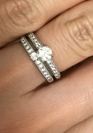 こういう 立て爪の婚約指輪ってもう古いのでしょうか 下は結婚指輪で 上が婚約 Yahoo 知恵袋