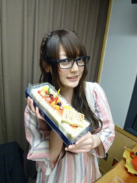 声優の花澤香菜さんはメガネかけてる画像があるのですが花澤香菜さんは視 Yahoo 知恵袋