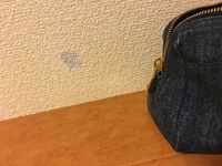 デニム生地のポーチを壁につけて３日くらい置いていたら壁紙に色移りしてしまいたした 教えて 住まいの先生 Yahoo 不動産
