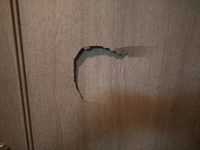 室内ドアの修理で質問です 添付画像のようにドアに穴を空けてしまいました イラつい 教えて 住まいの先生 Yahoo 不動産