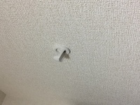 最近新築アパートに引っ越してきたのですが ベランダの窓の横の壁にフックのような物 教えて 住まいの先生 Yahoo 不動産