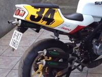 2ストバイクのマフラーについて質問です なぜ画像の様にマフラーはシート下2本 Yahoo 知恵袋