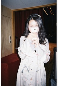 井上苑子ちゃんが どんなときも のmv出来ていたこのオフショルワンピ Yahoo 知恵袋