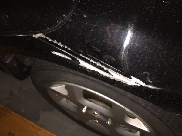 車に関してなのですが ガードレールにぶつけて車が凹んで傷がつき塗装が剥がれ Yahoo 知恵袋