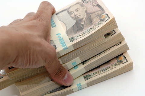銀行の窓口で100万円を下す時には帯に巻いた札束をくれますが、あれは