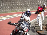 バイクの走り屋のサインについて たまに動画などで 右足を水平にだして Yahoo 知恵袋