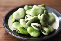 空豆を茹でて お歯黒部分の色が薄いものは皮が柔らかいです お歯黒が真っ黒のもの Yahoo 知恵袋