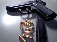 世界最強レベルの格闘家と 銃をもった運動音痴のガンマニアが戦ったらど Yahoo 知恵袋