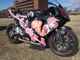 フルカウルのバイクに乗っている人ってアニメのステッカーを貼るために乗っているの Yahoo 知恵袋