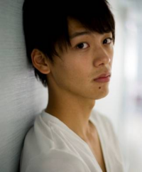 俳優の竹内涼真さんのような髪型になりたいです 自分は毛量が多く髪質は硬め Yahoo 知恵袋