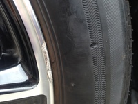 昨日縁石でホイールとタイヤの側面を傷付けてしまいました タイヤ側面の傷が結構深 Yahoo 知恵袋