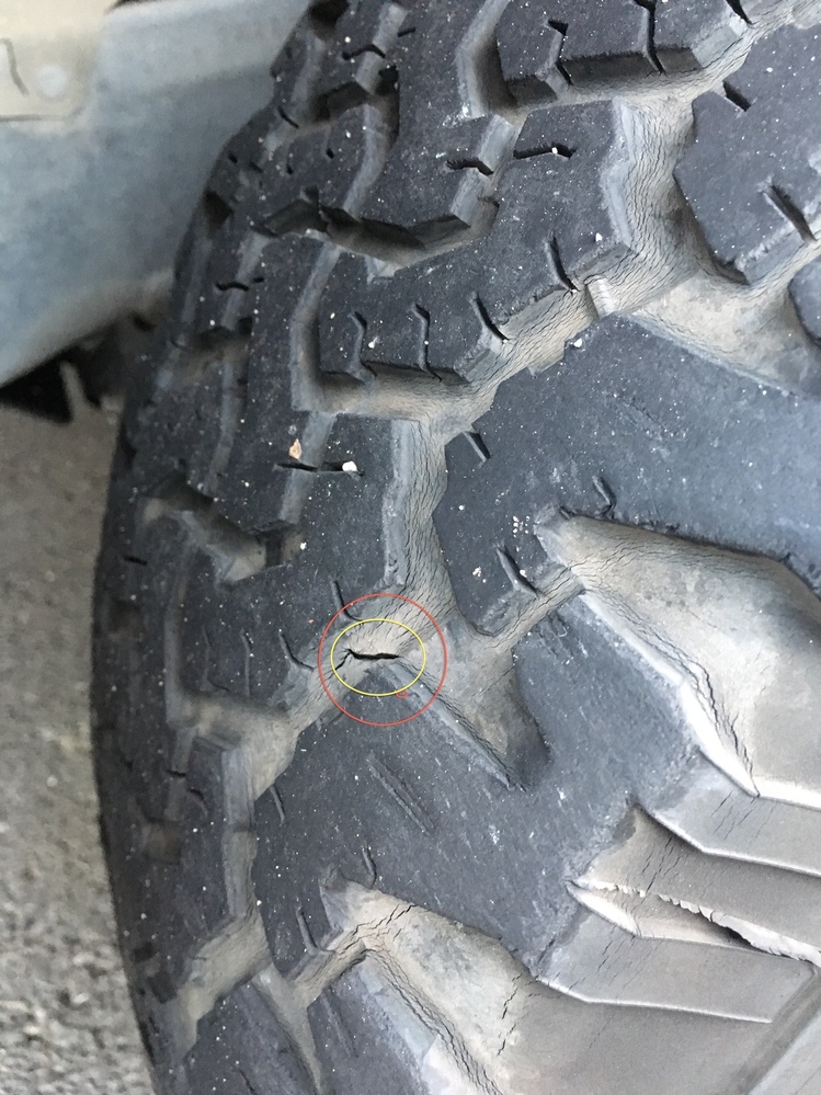 タイヤのひび割れについてBFgoodrichのタイヤです。本日洗車にて、画像