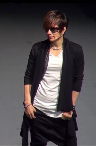 このgacktさんが着ている服は どのように組み合わせて着ているのでしょうか Yahoo 知恵袋