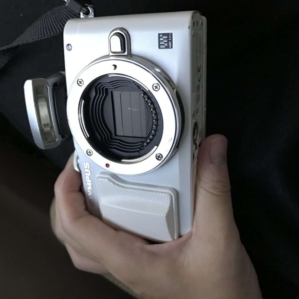 オリンパスE-PL6について電源ボタンを押すと、起動した途端に オリンパスE-PL6について電源ボタンを押すと、起動した途端に