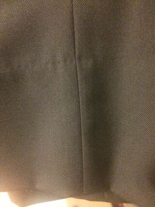吊るしスーツを買う時に裾上げをしてもらったのですが こんなふうに跡がついてます Yahoo 知恵袋