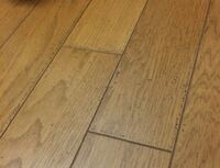 下の写真のようにフローリングに黒い点々がついています 場所はキッチン Yahoo 知恵袋