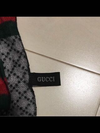 中古で買ったgucciのマフラーなのですが タグのフォントが少 Yahoo 知恵袋