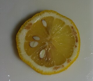 レモンを切ったら皮の内部に変色がありました これは食べても大丈夫でしょうか レ Yahoo 知恵袋