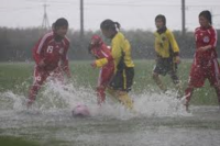 何でサッカーは雨天中止がないのですか 台風や雷を除く これじゃ試合 Yahoo 知恵袋