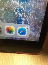 iPhoneでSafariを開くと、iPadでも写真のような謎のバッジが表示されます。 消し方と、連動するのを止める方法を教えてください