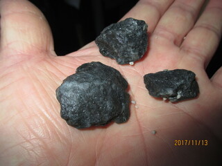 神戸の六甲山の南で穴を掘っています 深さ5ｍ辺りでこんな黒い石が出てきましたが Yahoo 知恵袋