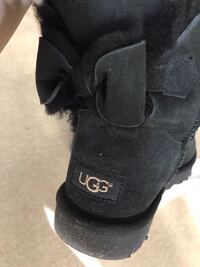 ugg のムートンブーツについての質問です。 uggのアウトレットにて購入しました。
しかし、ロゴが黒でなく黄色でありaustraliaと書いておらずニセモノではないかと心配です。


また、qrコードも読み取れません。


ホンモノなのでしょうか。