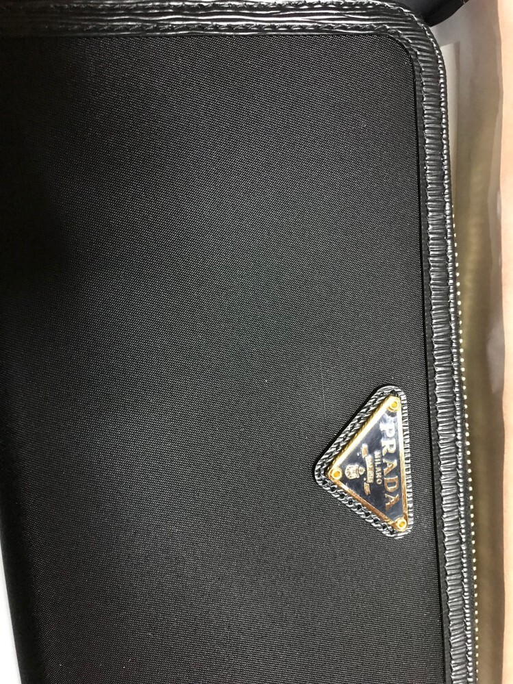 昨日アウトレットで買ったPRADAの財布に店舗確認では気づか
