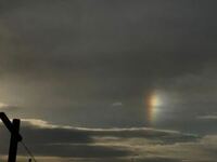 今朝7時頃縦の虹 が出ていたのですがこれは幻日ですか 見切れですが平行で左のと Yahoo 知恵袋