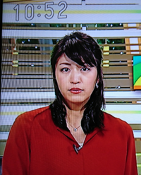 竹村優香 NHK BS NEWSキャスター 情熱的な真っ赤なトップス、素敵でございますか。どう。