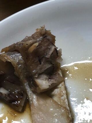この間天然ブリを食べたのですが この黒い糸みたいなのは 寄生虫か何か Yahoo 知恵袋