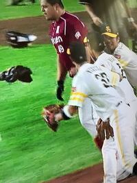 アマダーの乱闘を止めようとしてる1番右の選手だれですか 高谷裕 Yahoo 知恵袋