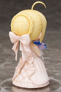 Fateシリーズ お団子を解いたアルトリアの髪の長さってどれくらいだ Yahoo 知恵袋