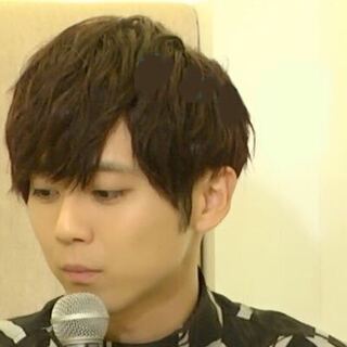 この方は山田涼介ですか 梶裕貴ですか 梶裕貴さんですよー 服装 背景から Yahoo 知恵袋