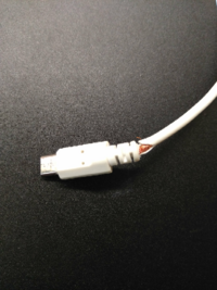 iPhoneの充電コードがこんな風に破れて中身が見えてる状態で使う