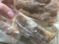 昨日購入したパンです この白い粉みたいなのはカビですか 粉か砂 Yahoo 知恵袋