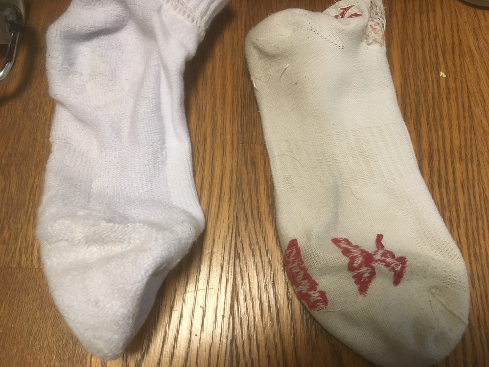 友達の忘れて行った靴下を裏返してみて私の買った白い靴下と比べてみまし Yahoo 知恵袋