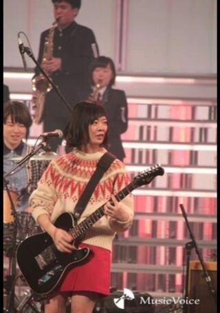 Shishamoのギターボーカル 宮崎朝子ちゃんが紅白で着ていたニットがど Yahoo 知恵袋